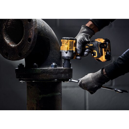 LLAVE DE IMPACTO DE 1/2 CON PIN DE RETENCION, ATOMIC, 20V, SIN CARBONES, CON 2 BATERIAS, CARGADOR Y MALETA. MARCA DEWALT, DCF922D2-B3