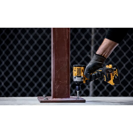 LLAVE DE IMPACTO DE 1/2 CON PIN DE RETENCION, ATOMIC, 20V, SIN CARBONES, CON 2 BATERIAS, CARGADOR Y MALETA. MARCA DEWALT, DCF922D2-B3