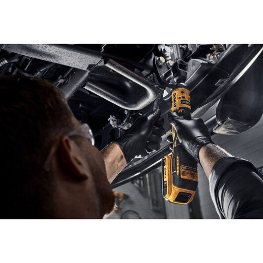 RATCHET DE 1/2 INALAMBRICO, ATOMIC, 20V, SIN CARBONES CON 2 BATERIAS CARGADOR Y MALETIN. MARCA DEWALT, DCF512D1