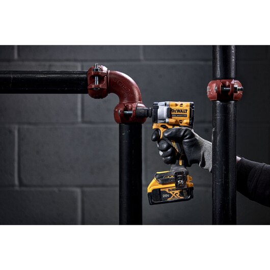 LLAVE DE IMPACTO DE 1/2 CON PIN DE RETENCION, ATOMIC, 20V, SIN CARBONES, CON 2 BATERIAS, CARGADOR Y MALETA. MARCA DEWALT, DCF922D2-B3